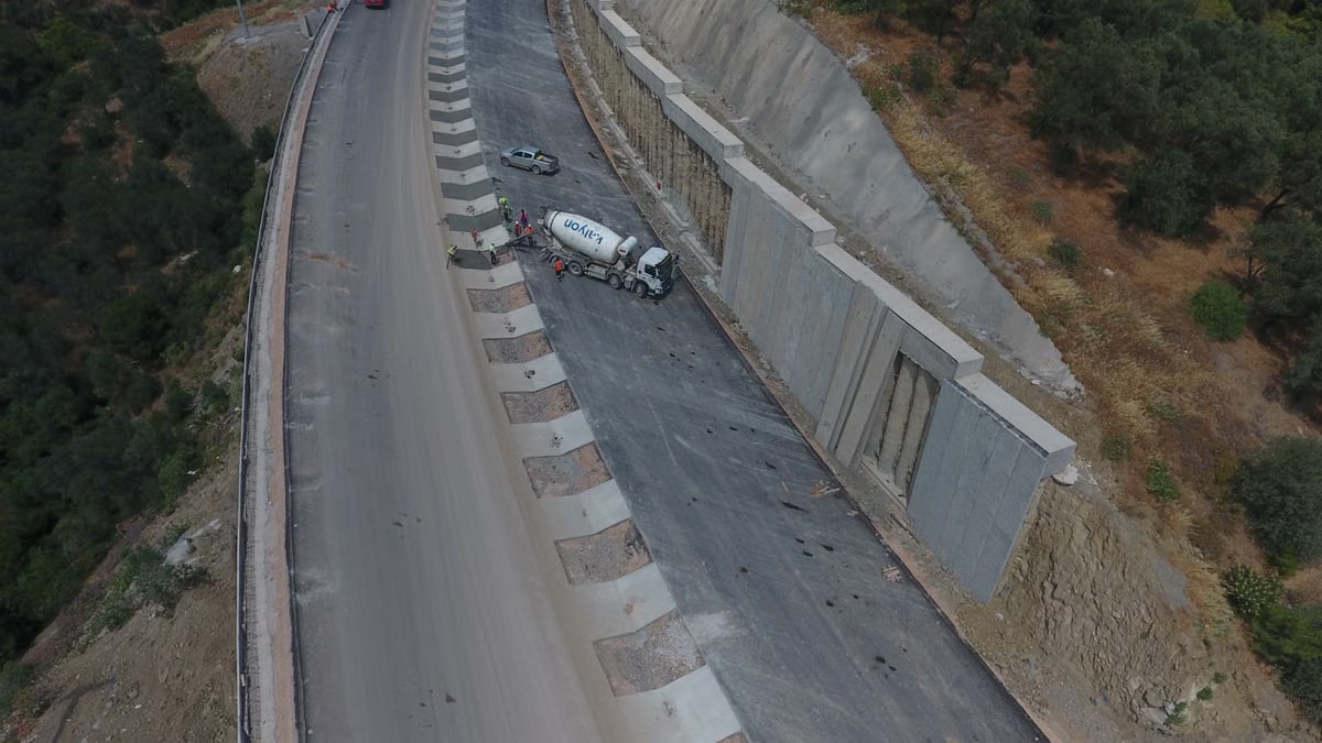 Highway construction progress in Küçükçetmi, Turkey, showcasing road development in progress.